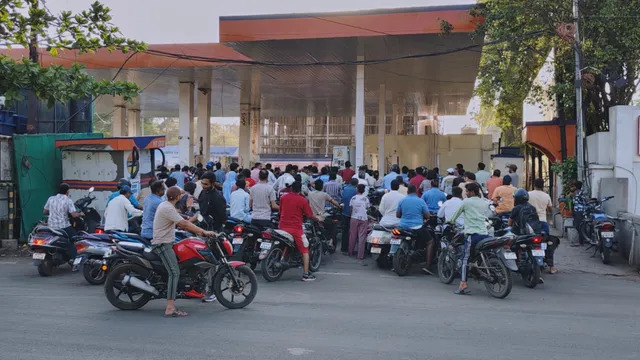 इंदौर: पेट्रोल-डीजल खत्म होने की अफवाह से अफरा-तफरी, रात भर पंप पर लगी रहीं लंबी कतारें; सुबह भी दिख रही भीड़
