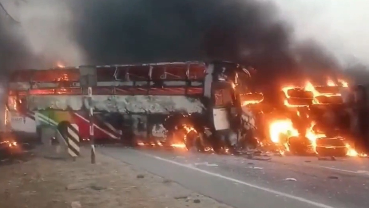 आंध्र प्रदेश में बड़ा हादसा: बजरी लदे डंपर से टक्कर के बाद बस में लगी भीषण आग, 14 लोगों की मौत