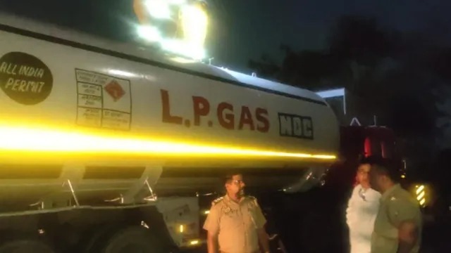 बाराबंकी में नेपाल जा रहे LPG टैंकर में गैस रिसाव से मचा हड़कंप, लखनऊ-अयोध्या हाईवे पर लगा लंबा जाम