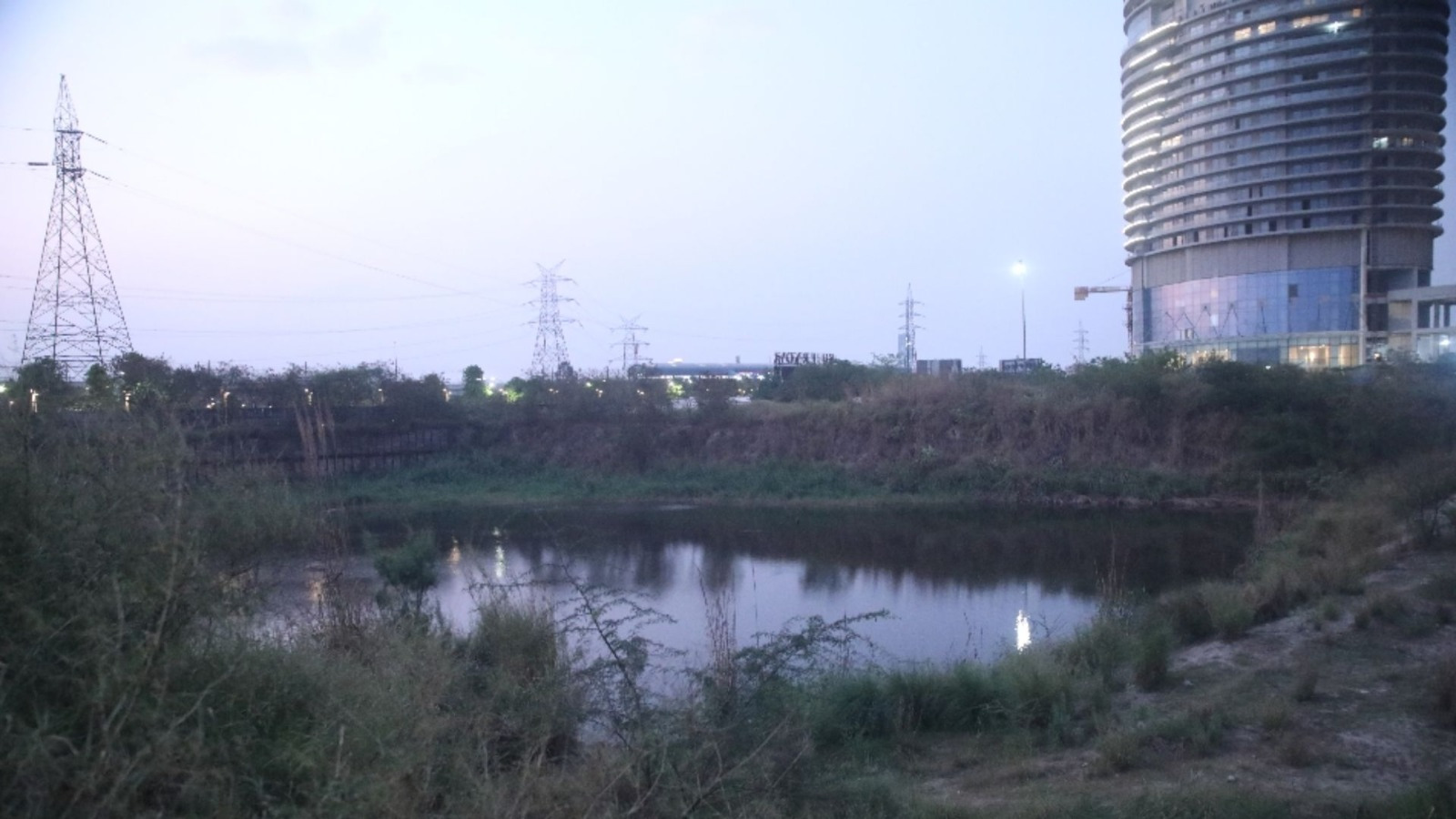 नोएडा में फिर दर्दनाक हादसा: गड्ढे में गिरकर छात्र की मौत, प्रशासन पर उठे सवाल