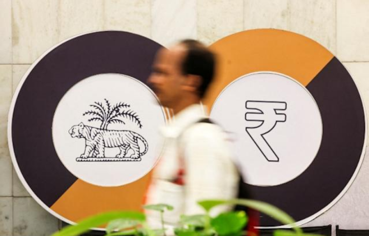 रुपये को संभालने के लिए RBI का बड़ा कदम, तेल कंपनियों को डॉलर की विशेष सुविधा