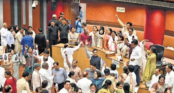 MCD सदन में BJP और AAP पार्षदों के बीच भारी हंगामा, फाइलें फेंकी गईं और माइक टूटा; सुरक्षा के बीच बाहर निकाले गए महापौर