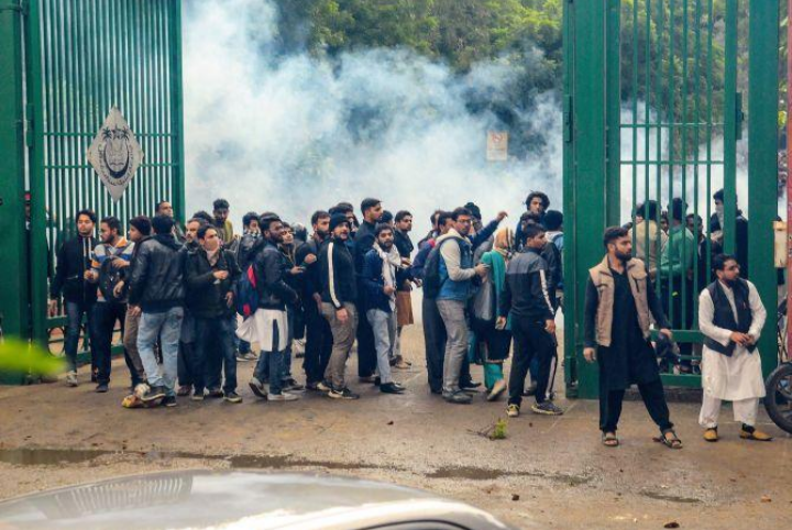 जामिया प्रदर्शन पर बढ़ा सियासी घमासान, कांग्रेस सांसद इमरान मसूद समेत 10 लोग हिरासत में; जानिए छात्रों की क्या हैं मांगें
